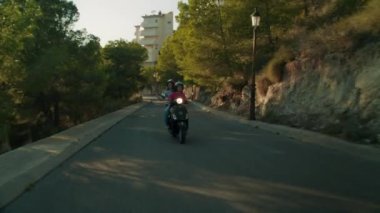 İspanya, Altea, Şubat 2020. İki mutlu arkadaş Vespa 'nın kırsal kesimlerini keşfeder, manzaralı yolların tadını çıkarır ve hedeflerine ulaşırlar. Avrupa 'da tatil yapan kızlar. Dünyayı dolaşmak bedava.. 