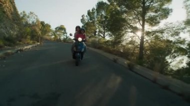 Altea, İspanya - Mayıs 2021. Neşeli bir yaz macerası. Seyahat blogu konsepti. İki iyi arkadaş Vespa 'da İtalyan kırsalını keşfederler, dolambaçlı dağ yollarında dolaşırlar, doğal güzelliklerle çevrili..
