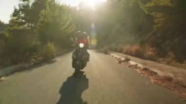 İspanya, Altea, Şubat 2020. Macera, dostluk ve özgürlüğün özü. En iyi iki arkadaş, yaz tatilinde doğanın görkemli güzellikleriyle çevrili motosikletli Vespa 'yla manzaralı bir yol keşfediyor.. 
