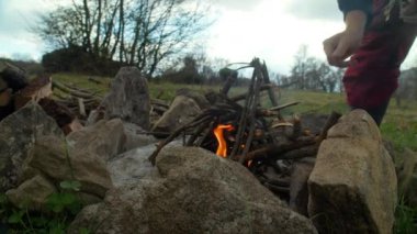 Yürüyüşçüler ve kampçılar akşam ateşi hazırlıyorlar. Uzun bir yürüyüşten sonra kamp ateşi yakmak. Ormanda temel hayatta kalma becerileri