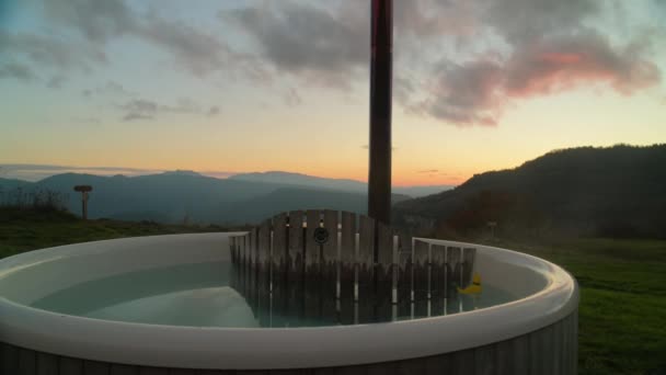 Όμορφο Ηλιοβασίλεμα Glamping Spa Φυσικό Ξενοδοχείο Εξωτερική Ξύλο Καύση Υδρομασάζ — Αρχείο Βίντεο