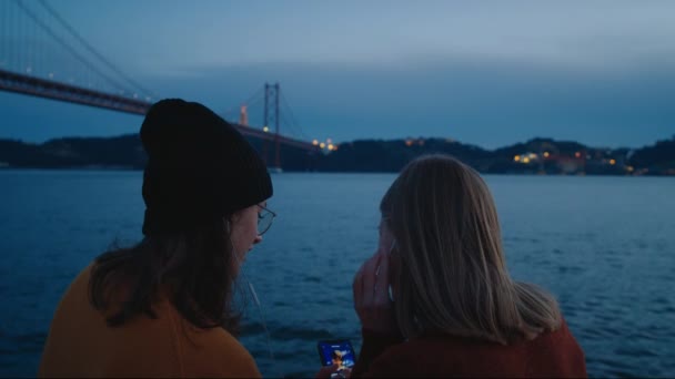 Twee Beste Vriendinnen Hangen Rond Bij Zonsondergang Het Park Luisteren — Stockvideo