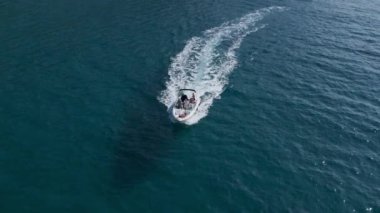 Aile fertlerinin açık denizde yelkenli sürüşlerinin yavaş çekim görüntüleri. Yazın Akdeniz tatili. Arkadaşlar için eğlenceli bir öğleden sonra aktivitesi. Yat ya da tekne öğleden sonra kiralık.