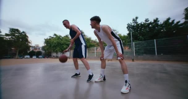 Super Groothoek Foto Van Twee Vrienden Rivalen Spelen Straatbasketbal Buiten — Stockvideo
