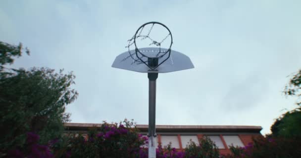 Düzgün Bir Atıştan Sonra Zincir Sallanan Statik Basketbol Potası Atışı — Stok video