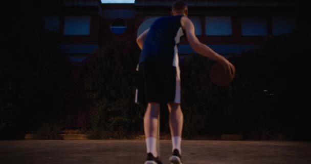 Wieczorne Ciemne Ujęcie Koszykarza Ćwiczącego Wygrywanie Rzutów Kosza Miejska Sportowa — Wideo stockowe