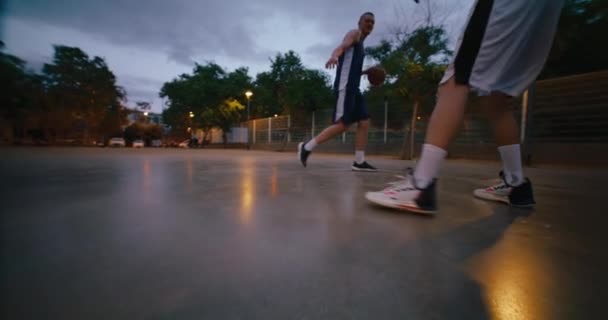 Plan Action Grand Angle Tenu Main Deux Joueurs Jouent Basket — Video