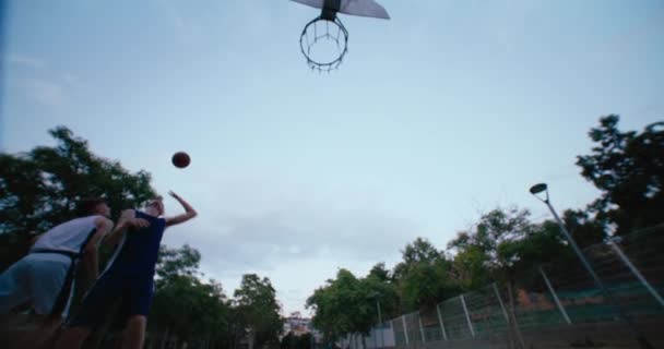 Niski Kąt Szeroki Strzał Akcji Dwóch Koszykarzy Rywalizują Meczu Zewnątrz — Wideo stockowe