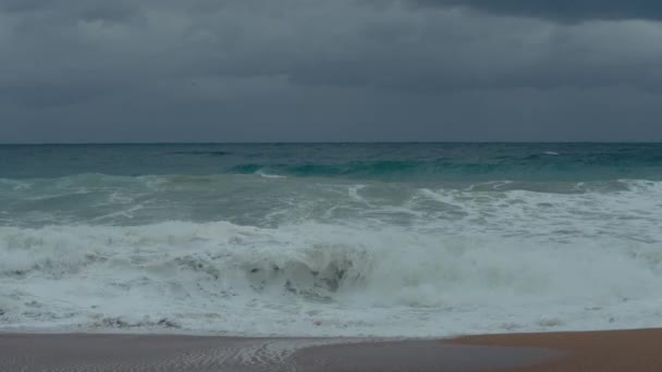 劇的な暗い空の前の海岸に対して危険で強力な波の衝突の催眠的なショット 自然の強さと力 熱帯性ハリケーン又はサイクロン — ストック動画