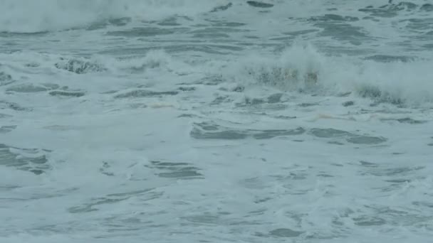 ハリケーンや熱帯低気圧の間に雨の日に波の劇的なショット スプラッシュは白い泡が水に溶解するようになります 催眠瞑想のシーンは海の力を示しています — ストック動画