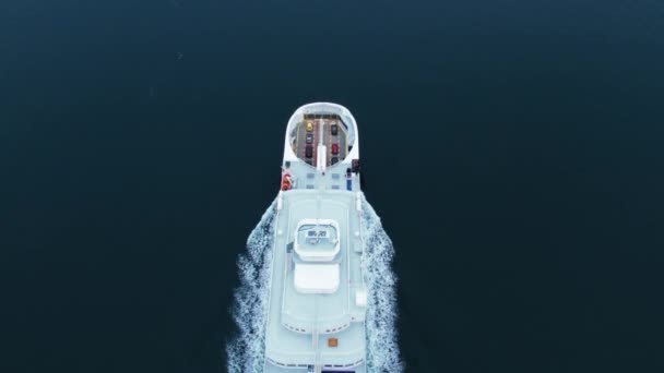 Luchtfoto Drone Onthult Schot Hijgend Zeegezicht Passagiersvoertuig Vervoer Veerboot Varen — Stockvideo