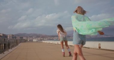 İki en iyi arkadaşın ya da eşcinsel kadınların paten kayışının eğlenceli bir videosu. Özgür ruhlar ve ruhlar birlikte özgürlüğü ve gençliği deneyimlerler. Rüzgarda özgürce hareket ederler. Kapsamlı ve destekleyici