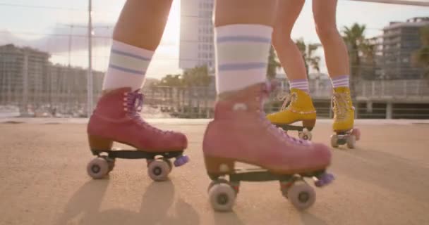 Tutup Pada Rollerblades Warna Warni Dengan Aksesoris Dan Dekorasi Konsep — Stok Video