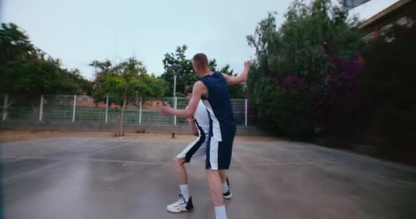 Twee Rivalen Spelen Straatbasketbal Buiten Het Park Zomerdag Vriendelijke Concurrentie — Stockvideo