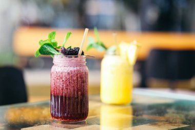 Lezzetli organik bileşenler sadece acai ve diğer meyvelerden yapılan meyve suları bütünsel vejetaryen kafeteryasında ya da meyve suyu barında duruyor. Sağlıklı yaşam tarzı ve yemek seçenekleri