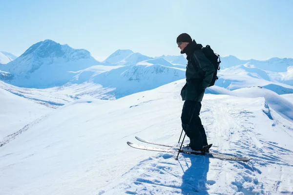 Profissional Extremo Downhill Esquiador Stand Topo Montanha Olhar Para Baixo — Fotografia de Stock