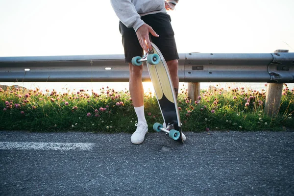 Mladý Atletický Muž Stojí Kraji Silnice Držet Longboard Nebo Skateboard — Stock fotografie