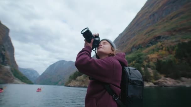 Молодая Женщина Фотограф Осматривает Эпический Норвежский Ландшафт Фотографирует Горы Фьорд — стоковое видео