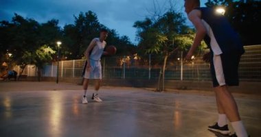 İki arkadaş ya da rakip, takım arkadaşları dışarıda basketbol oynuyor, rakiplerinden topu alıp potaya atıyorlar. Basketbol maçında saldırı. Şehir sporları