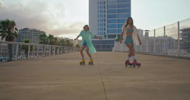 Dwie Młode Kobiety Lubią Jeździć Rolkach Funky Strojach Wzdłuż Wybrzeża — Wideo stockowe