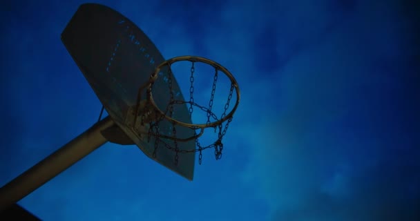 Nachts Donker Schot Van Basketbal Buitenbaan Hoepel Basketbalspeler Schiet Bal — Stockvideo