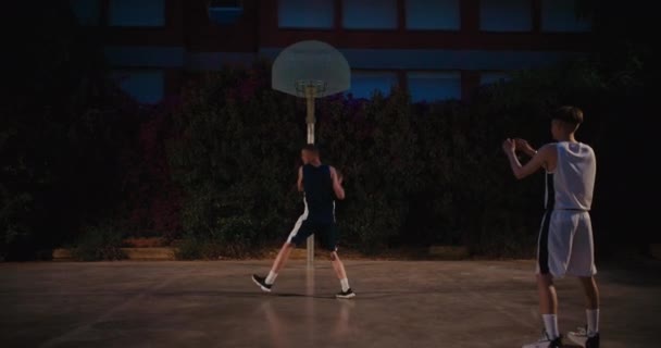 Nocny Trening Pracy Trening Koszykówki Ulicznej Dwóch Przyjaciół Gra Mecz — Wideo stockowe