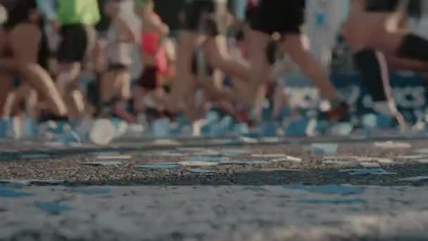 마라톤 주자들은 출발하거나 결승선에서 달립니다 스페인 바르셀로나에서 마라톤 시작되었다 경기나 — 비디오