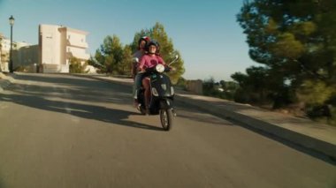 İspanya, Altea, Şubat 2020. Doğanın güzelliği ve sıcak dostluk. İki arkadaş, yaz tatilinde dağlarda ve yeşilliklerde dolanan güzel bir yolda motosiklete biniyor. Seyahat günlüğü kavramı. 