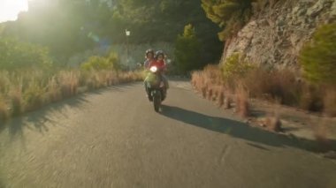 İspanya, Altea, Şubat 2020. Gün batımında motosikletli Vespa süren iki en iyi arkadaşın manzarası. Avrupa 'nın kırsal kesimlerinde kızlar yaz tatilinde eğlenirler. Seyahat blogu konsepti. Hedefe ulaşılıyor.