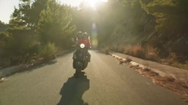 İspanya, Altea, Şubat 2020. Macera, dostluk ve özgürlüğün özü. En iyi iki arkadaş, yaz tatilinde doğanın görkemli güzellikleriyle çevrili motosikletli Vespa 'yla manzaralı bir yol keşfediyor.. 