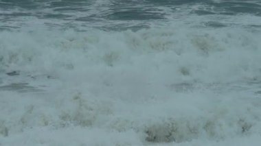 Rüzgarlı ve fırtınalı hava denizde güçlü ve güçlü dalgalar yaratır. Gelgit dalgası sahili beyaz köpükle vurdu. Atlantik veya Pasifik Okyanusu 'nda kasırga ve tropikal fırtınayla geçen kış mevsimi.