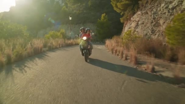 Hiszpania Altea Luty 2020 Widok Dwóch Najlepszych Przyjaciół Jadących Motorowerem — Wideo stockowe