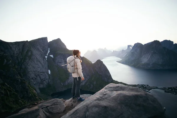 Caminante Femenina Parada Cima Montaña Épica Reinebringen Lofoten Noruega Mira —  Fotos de Stock