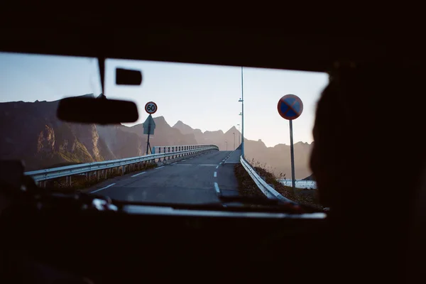 Кінематографічна Фотографія Всередині Автомобіля Фургона Через Вітрове Скло Дивовижній Дорозі — стокове фото
