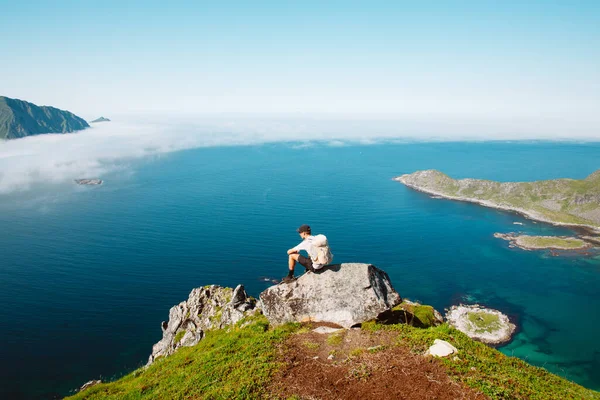 꼭대기의 바위에 앉거나 바다가 내려다 보이는 오솔길을 걸어간다 정상의 휴식을 — 스톡 사진