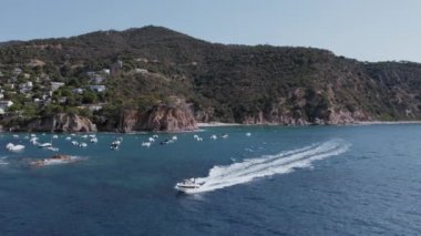 Motorlu teknenin körfezden ya da körfezden drone görüntüsü. Denizde yüzen özel bir yat. Köylü sinematik dağ kıyıları. Lüks bir yelkenli. Turistik bir yer. İspanya 'da yaz tatili