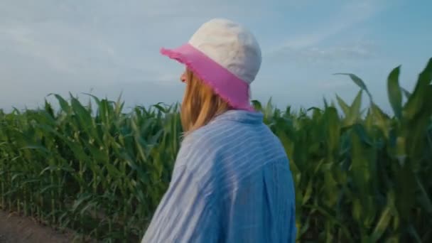 Tiro Lateral Uma Agricultora Caminha Frente Milheiral Jovem Mulher Sorrir — Vídeo de Stock