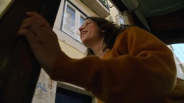 Genç bir kadın Lizbon 'u eski bir tramvaydan keşfediyor. Yüksek kalite 4k görüntü