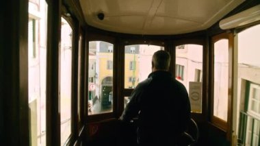 Lizbon 'da güneşli bir günde Portekiz geleneksel tramvayı tanınmaz hale geldi. Turistik eğlence ve varış yeri