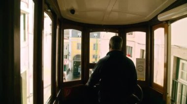 Lizbon 'da güneşli bir günde Portekiz geleneksel tramvayı tanınmaz hale geldi. Turistik eğlence ve varış yeri