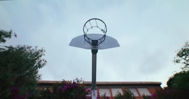 Statisch Schot Van Basketbal Ring Met Ketting Zwaaien Een Nauwkeurig — Stockvideo