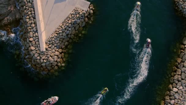 바다에서 달리다가 보이는 드론으로 스쿠터를 항구로 합니다 여름에 아드레날린 스포츠 — 비디오