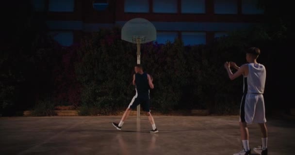 Nachttraining Het Werk Basketbal Training Straat Twee Vrienden Spelen Wedstrijd — Stockvideo