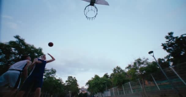 Bajo Ángulo Tiro Acción Amplia Dos Jugadores Baloncesto Compiten Partido — Vídeos de Stock