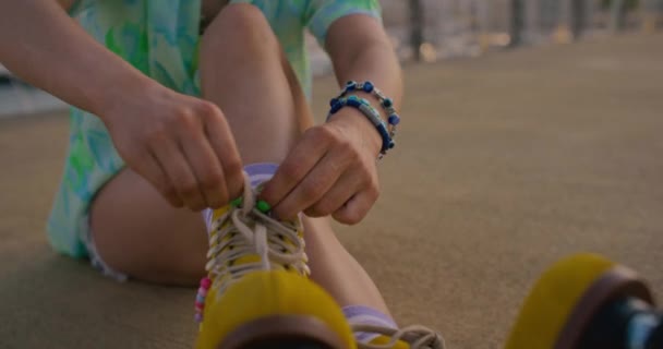 Dívka Sedí Molu Rozvazuje Tkaničky Jasně Žlutých Kolečkových Bruslích Mladá — Stock video