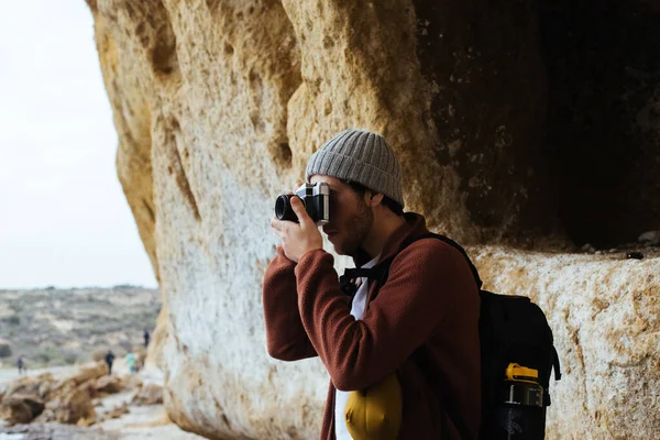 Genç Adam Seyahat Blogcusu Macera Fotoğrafçısı Klasik Analog Film Kamerasında — Stok fotoğraf