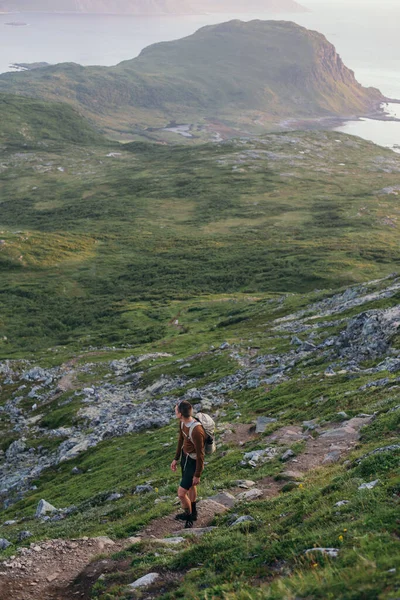 Ung Atletisk Man Med Ryggsäck Vandring För Att Toppen Berget — Stockfoto