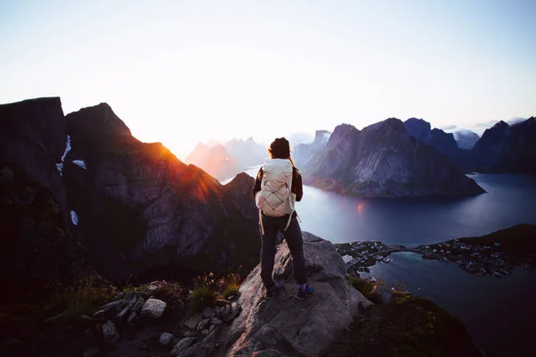 Unrecognizable Female Hiker Stand Top Mountain Summit Dark Evening Light — Stock Photo, Image