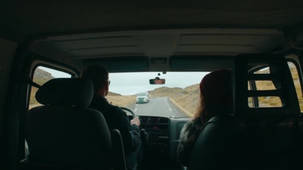 Οπίσθια Όψη Καθίσματος Ταξίδια Ζευγαριών Μέσα Τροχόσπιτο Κινηματογραφικό Νορβηγικό Ορεινό — Αρχείο Βίντεο