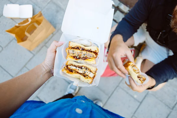 ハメ撮り女の下の写真はテイクアウトボックスにおいしいサンドイッチを保持します ストリートフードフェスティバルやフードトラックのコンセプト オーガニック食材を使ったファーストフード 概念の共有 — ストック写真